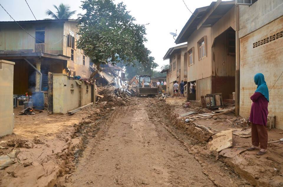  Gambar  Manek  Urai Selepas Banjir Umpama Medan Perang 