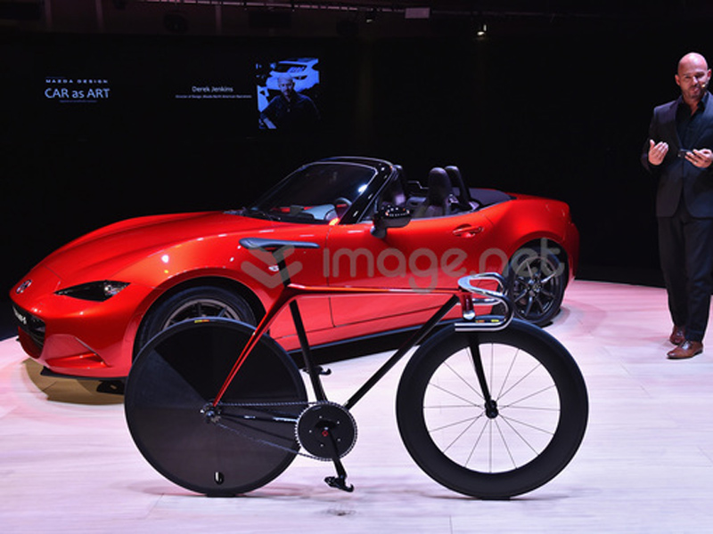 Basikal Dan Sofa Yang Direka Bentuk Oleh Mazda Dipertontonkan