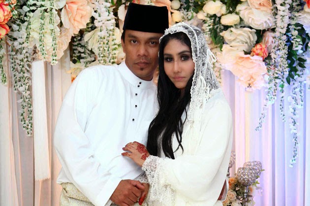 Azhar Ghazali dan Ella sewaktu majlis pernikahan mereka tiga tahun lalu.