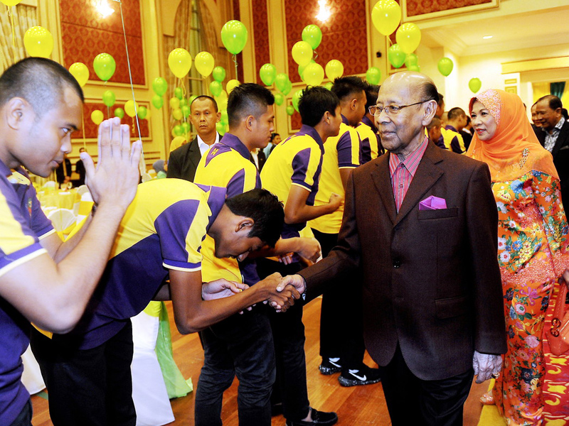 Yang di-Pertuan Agong Tuanku Abdul Halim Mu'adzam Shah dan Raja Permaisuri Agong Tuanku Hajah Haminah disambut mesra pemain pasukan Kedah ketika berangkat ke Majlis Santapan Malam bagi meraikan pasukan Bola Sepak Kedah di Istana Negara malam tadi. - Foto BERNAMA