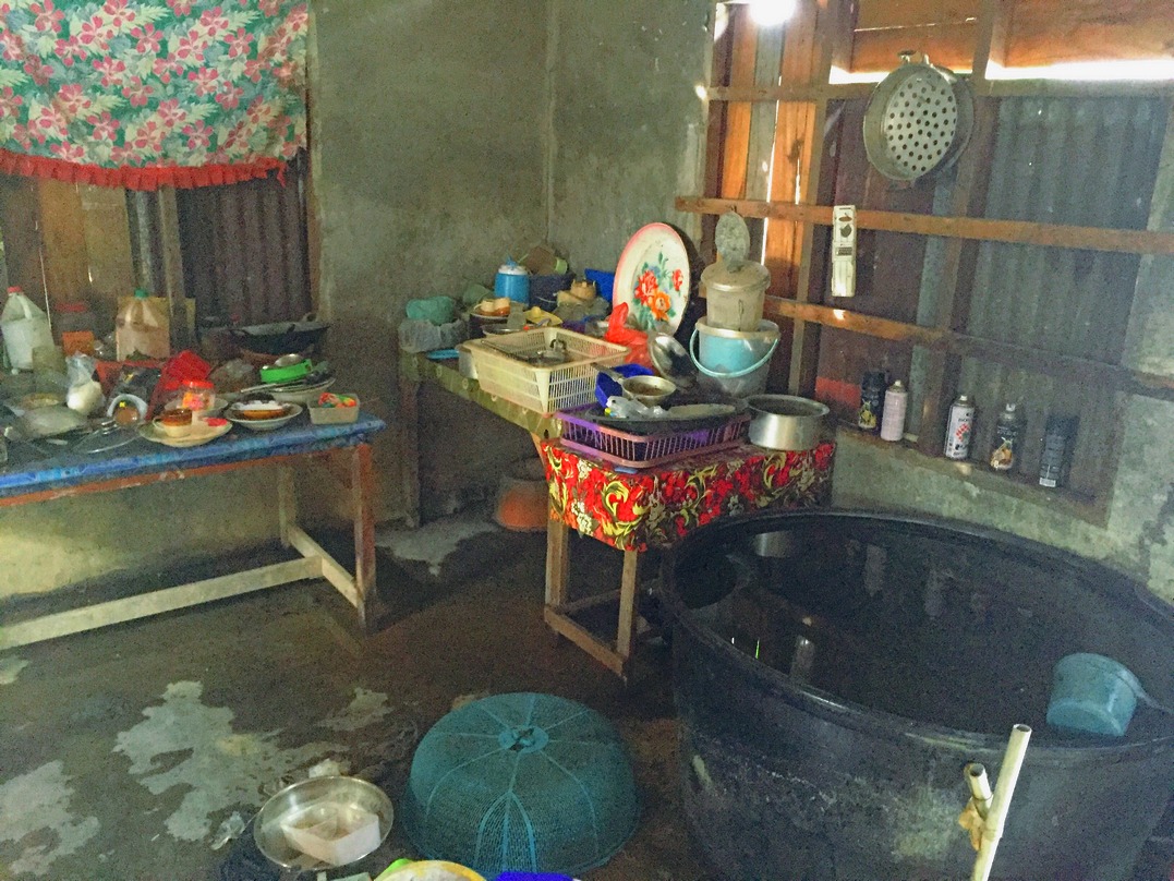 Keadaan dapur dalam rumah Zainal yang cukup daif.