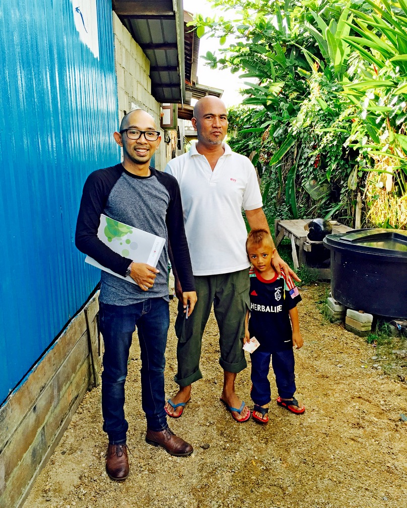 Zainal (kanan) bersama anak bongsunya,