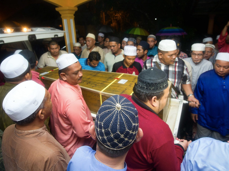 Jenazah Hana Azhar dibawa keluar daripada van semasa tiba di rumah nenek Allahyarhamah untuk disembahyangkan sebelum dikebumikan di Tanah Perkuburan Islam Kampung Tok Bok, Rabu malam. - Foto BERNAMA