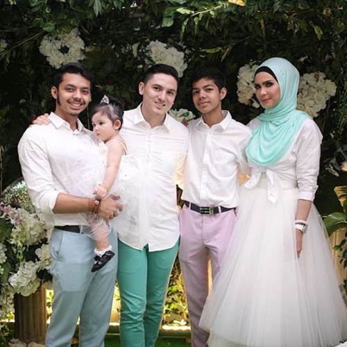 Keluarga bahagia Rozita Che Wan.