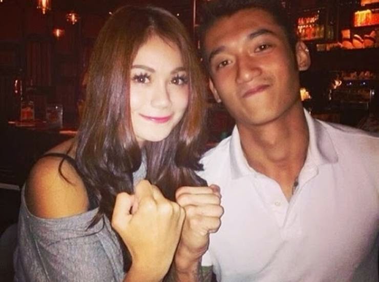 Ketika berbahagia bersama bekas kekasihnya, Hans Wong.