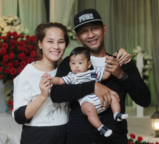 SHAH ALAM 02 June 2015. Penyanyi, Black dan isterinya Cira ketika Sambutan Hari Jadi Izzue Islam di Ndah Katering di Seksyen 6, Shah Alam. NSTP/Aziah Azmee