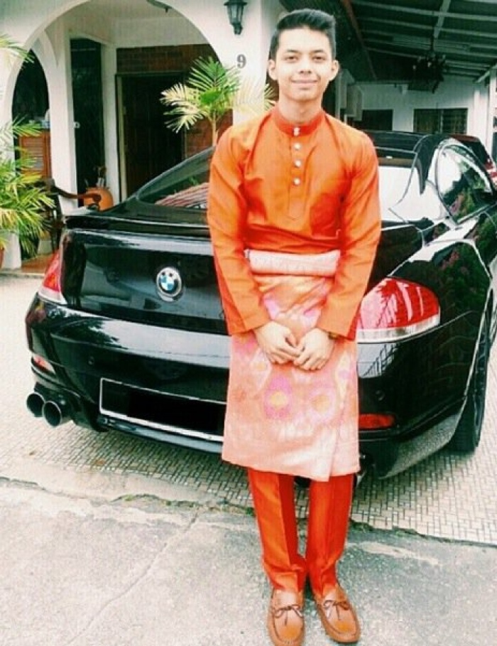 Ammar bersama kereta BMW miliknya.