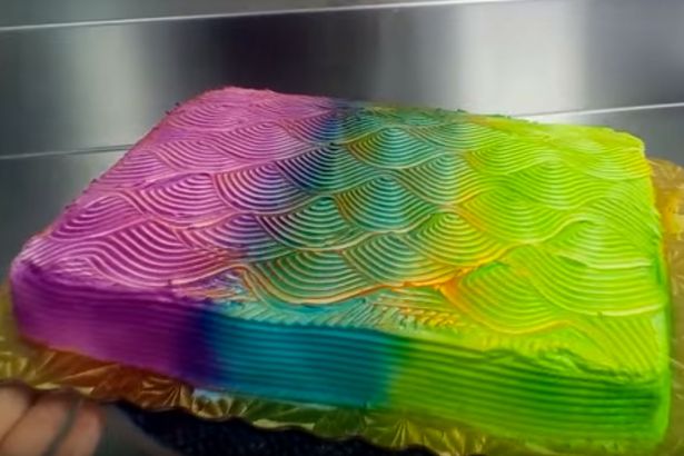 Kek yang unik ini mampu berubah warna.