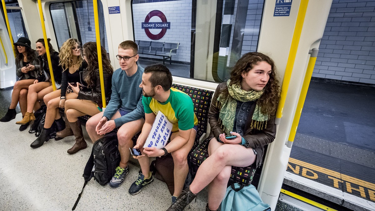 Perayaan Hari Tanpa Seluar di beberapa stesen keretapi di United Kingdom.