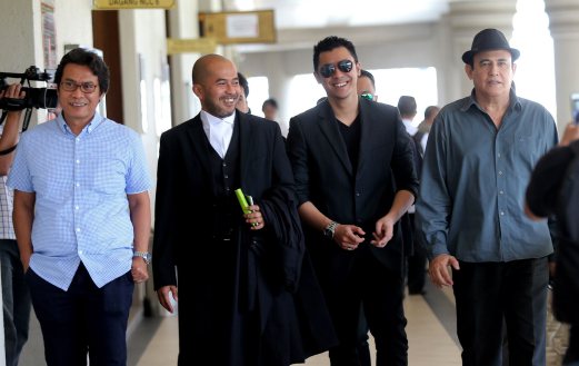 KUALA LUMPUR 16 FEBRUARY 2016. Pengarah Filem, Syamsul Yusof (dua dari kanan) bersama bapanya Datuk Yusof Haslam (kanan) hadir ke Mahkamah Tinggi Kuala Lumpur berhubung kes saman penulis novel, Elias Idris terhadap mereka atas dakwaan menciplak filem Bohsia yang diterbitkan pada 2009. Mahkamah Tinggi menolak saman penulis novel terhadap pengarah filem Syamsul Yusof dan dua yang lain atas dakwaan menciplak. Mahkamah turut membenarkan tuntutan balas Syamsul, bapanya Datuk Yusof Haslam dan Skop Production serta memerintahkan plaintif, Elias Idris membayar ganti rugi RM100,000. NSTP/GHAZALI KORI