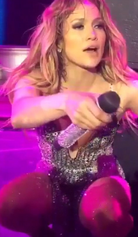 32A70D3B00000578-3514779-The_singer_joked_that_her_biggest_challenge_of_the_night_was_to_-a-14_1459301110775