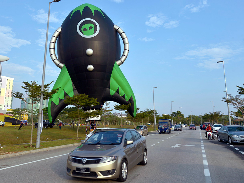Belon udara panas Rocket Alien dari Kanada mendarat di tepi jalan di Cyberjaya semasa Fiesta Belon Udara Panas Antarabangsa Putrajaya ke-8 hari ini.
