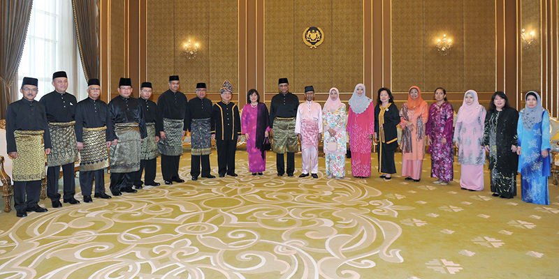 Yang di-Pertuan Agong, Tuanku Abdul Halim Mu'adzam Shah dan Raja Permaisuri Agong, Tuanku Hajah Haminah berkenan bergambar bersama Bakal-bakal Ketua Perwakilan Malaysia ke Luar Negara pada Istiadat Penerimaan Watikah Pelantikan dan Majlis Mengadap di Istana Negara hari ini.
 - Foto BERNAMA