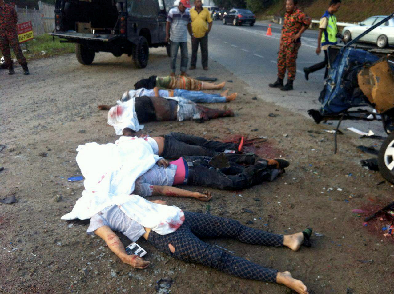 Mayat enam dari tujuh mangsa yang maut ditutup dengan kain putih setelah terbabit dalam satu kemalangan ngeri melibatkan sebuah van kilang dan sebuah lori di Jalan Seelong berdekatan Kampung Seelong Jaya, Kulai pagi tadi.