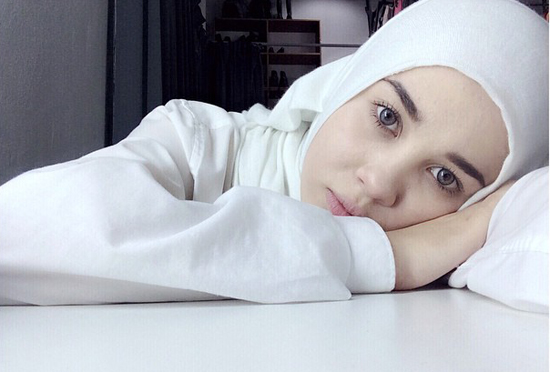 Gambar-Emma-Maembong-Pesona