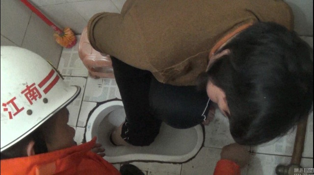 toilet_trapped4
