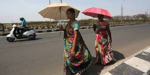 Suhu Panas Melampau, Jalan Raya Di India Cair