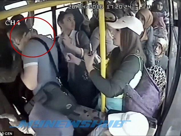 Lelaki Tunjuk Kemaluan Dibelasah Sekumpulan Wanita