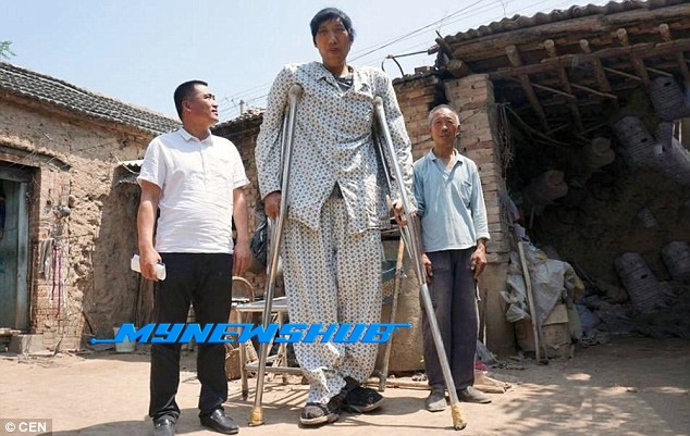 Lelaki Miliki Ketinggian 7' 11" Bakal Jalani Pembedahan