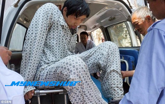 Lelaki Miliki Ketinggian 7' 11" Bakal Jalani Pembedahan