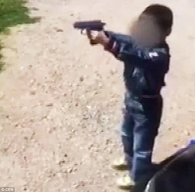 Netizen Kecam Bapa Ajar Anak Guna Pistol