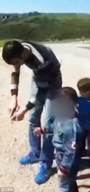 Netizen Kecam Bapa Ajar Anak Guna Pistol