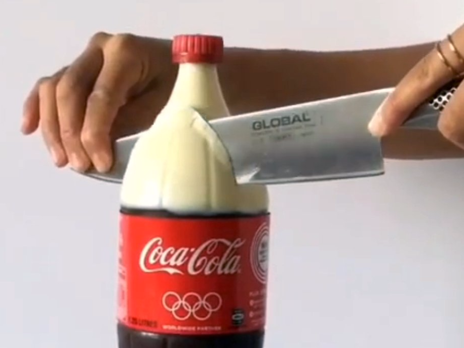 Kek Bentuk Botol Minuman Ringan Curi Tumpuan Netizen