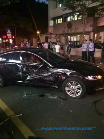 Range Rover Hentam Jaguar Halang Laluan