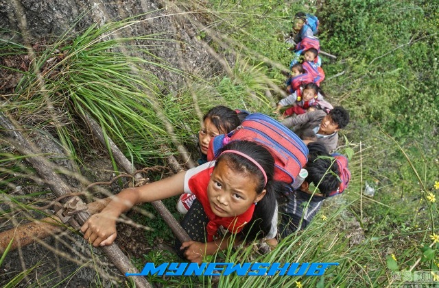 Panjat Bukit 800 Meter Setiap Hari Untuk Ke Sekolah