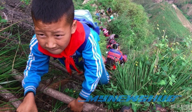 Panjat Bukit 800 Meter Setiap Hari Untuk Ke Sekolah