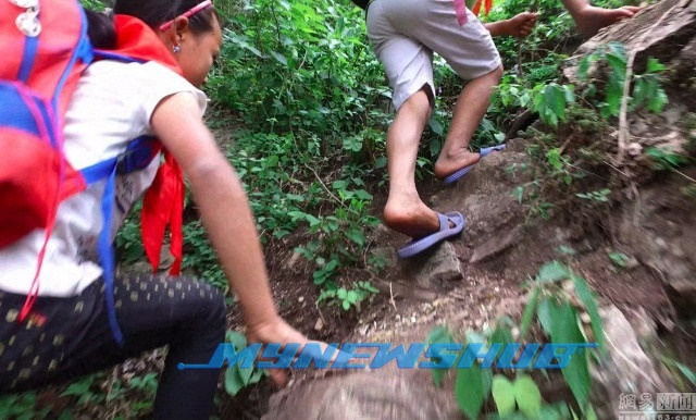 Panjat Bukit 800 Meter Setiap Hari Untuk Ke Sekolah
