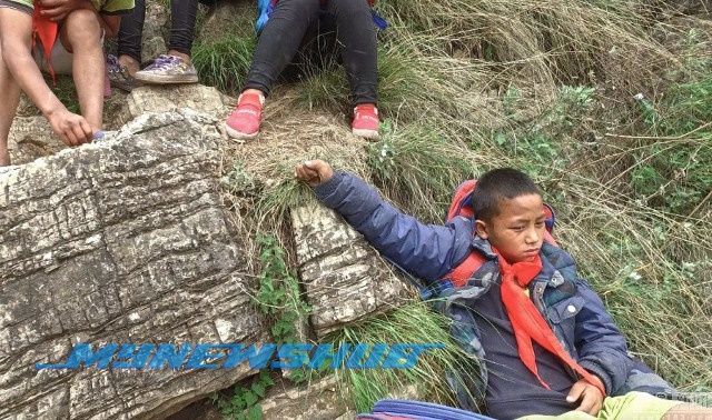 Panjat Bukit 800 Meter Setiap Hari Untuk Ke Sekolah