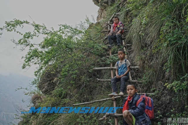 Panjat Bukit 800 Meter Setiap Hari Untuk Ke Sekolah