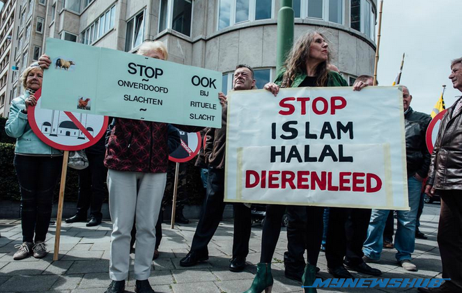 Salut! Remaja Islam Selfie Depan Demo Anti-Muslim