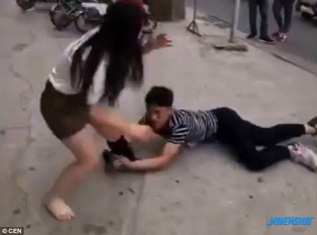 `Drama Cinta' Lelaki Sanggup Berpaut Pada Kaki Kekasih