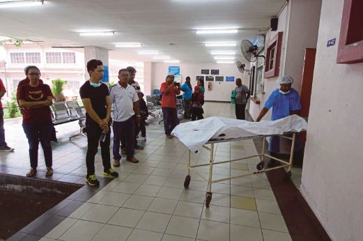 Mayat Marco Stefan Petrovski dibawa ke Hospital Malaka untuk dibedah siasat.