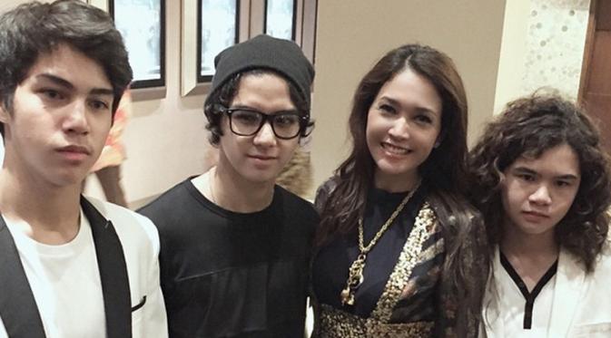 Anak-anak Ahmad Dhani bersama Maia.
