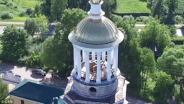 Seks Atas Menara Gereja, Aksi Pasangan Dirakam Dron