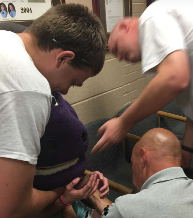 Prank Tak Jadi, Kepala Tersekat Dalam Kostum Barney