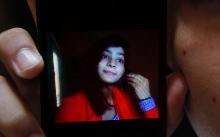 aa100134928_Pakistani_Hassan_Khan__shows_a_picture_of_his_wife_Zeenat_Rafiq_who_was_burned_alive_a-large_trans++qVzuuqpFlyLIwiB6NTmJwfSVWeZ_vEN7c6bHu2jJnT8