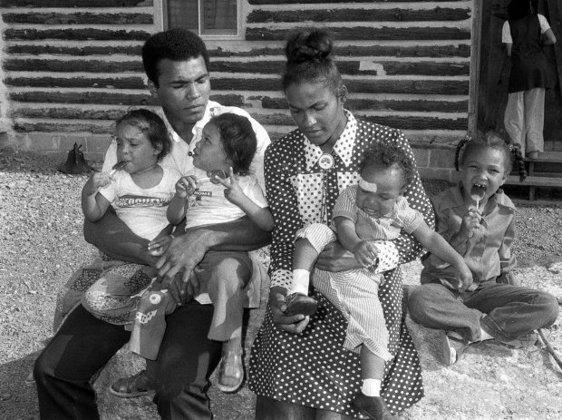 Ali bersama isteri kedua, Belinda dan empat anak mereka. 