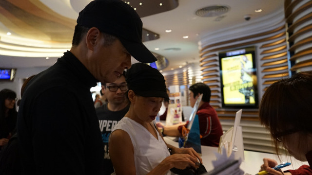 Chow Yun-Fat Beratur Beli Tiket Wayang Filem Sendiri