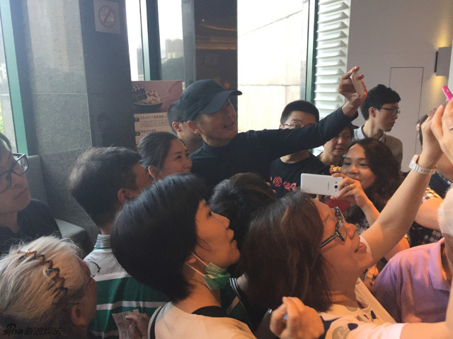 Chow Yun-Fat Beratur Beli Tiket Wayang Filem Sendiri