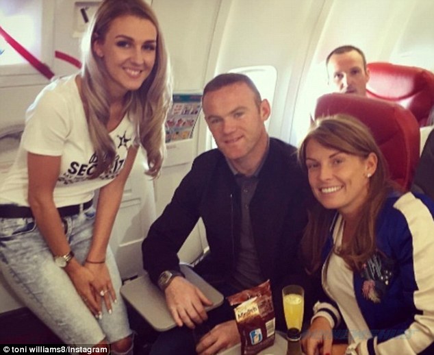 England Tersingkir, Rooney Dikelilingi Wanita Seksi