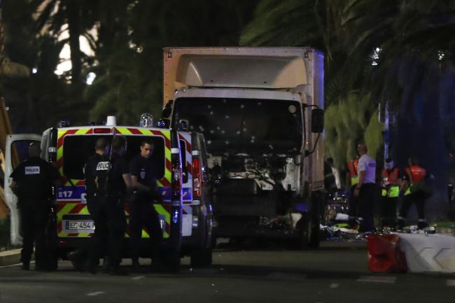 Trak Rempuh Orang Ramai Di Nice, Perancis, Lebih 70 Maut