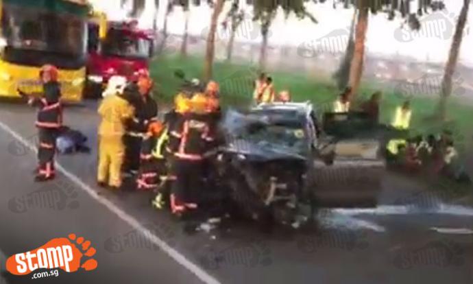 1 Maut, 5 Cedera, Kereta Rempuh Pokok Di Singapura