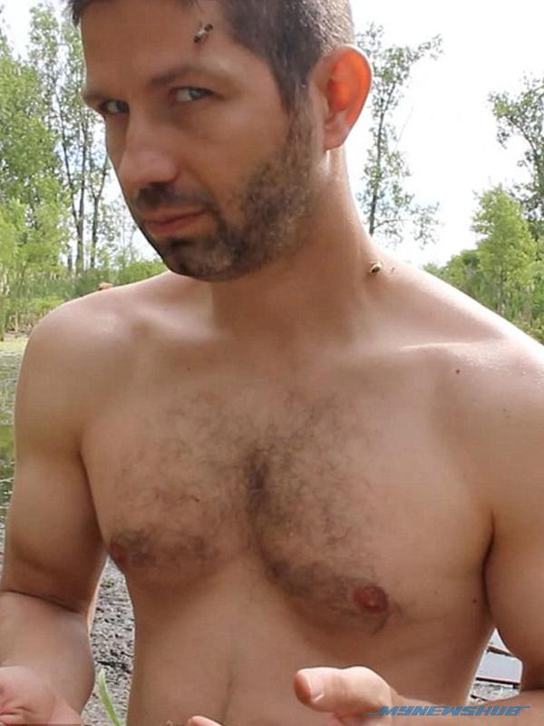 Lelaki Telanjang Bulat, Takluk Ribuan Lebah