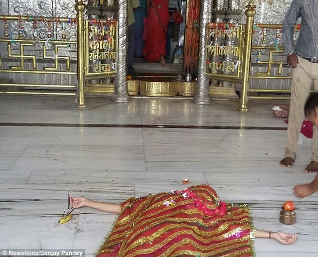 Gadis Potong Lidah Untuk Tawar Pada Tuhan