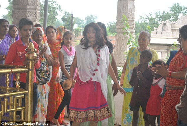 Gadis Potong Lidah Untuk Tawar Pada Tuhan