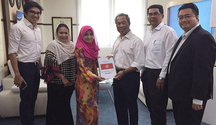 Muhyiddin Serah Borang Parti Kepada RoS